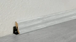Sockelleiste L/B/H: ca. 250x2,2x4 cm pro Stück